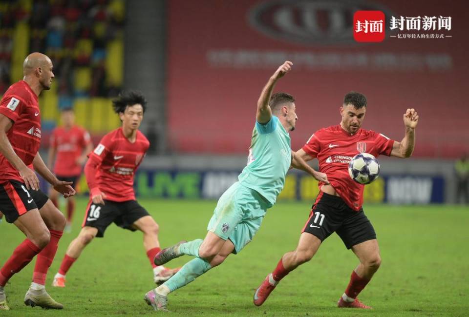 球迷们随着, 成都蓉城将